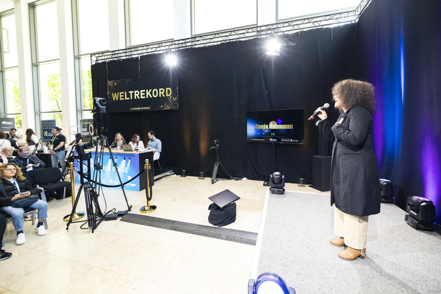 Saya in space - Bühne